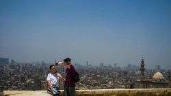 Pár se fotografuje s káhirským panoramatem