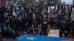 कांगो के शिविर में विस्फोट से मौत के शिकार लोगों के लिए शोक मनाते हुए