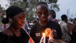 Des jeunes de Goma rendant au hommage le 6 mai 2024  aux victimes du bombardement du camp de Mugunga, proche de Goma, à l'Est de la République démocratique du Congo.