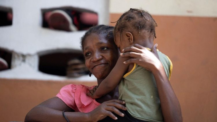 Mamma e figlio sfollati in una scuola di Port-au Prince
