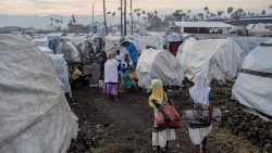 Разселени конгоанци в импровизираните убежища в лагера Мугунга за вътрешно разселени хора, извън Гома