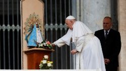 Ferenc pápa a szerdai általános kihallgatáson köszönti a Lujani Szűzanyát   
