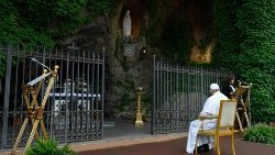 Papa Francisc la rugăciunea rozariului în Grădinile Vaticanului din 30 mai 2020