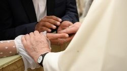Ferenc pápa ifjú házasokkal találkozik