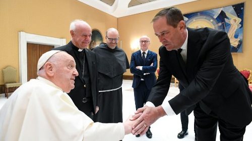 Папа з генеральным дырэктарам Cisco Чакам Робінсам