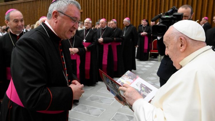 Veres András püspök a Szentatya elé járul és átadja neki az emlékalbumot