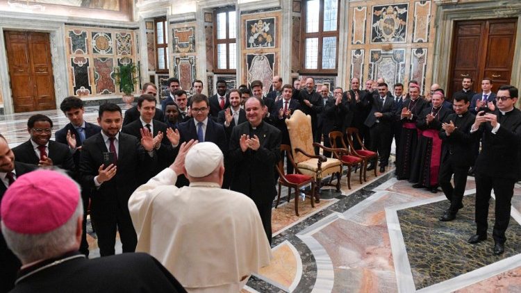 Papež František zdraví seminaristy ze španělského Burgosu