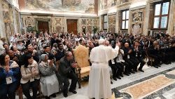Il papa saluta i partecipanti ai capitoli generali dei Figli della Carità Canossiani e dei Fratelli di San Gabriele