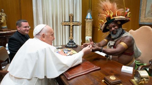 Papst empfängt Indigenenführer aus Papua-Neuguinea