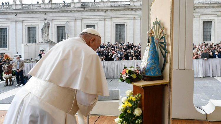 Le Pape en prière devant la Vierge de Lujan, lors de l'audience générale, place Saint-Pierre, le 8 mai 2024. 