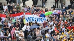 Veronai hívek köszöntik a pápát  
