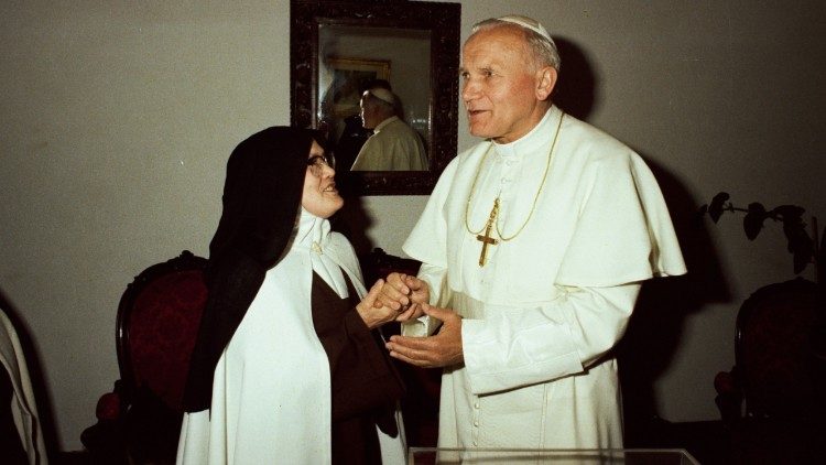 Johannes Paul II og Lúcia dos Santos i Fátima 13. mai 1982