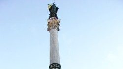 La statua della Immacolata Concezione in Piazza di Spagna, a Roma