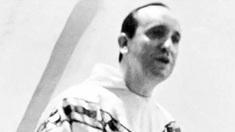 Otra foto de Bergoglio de joven sacerdote