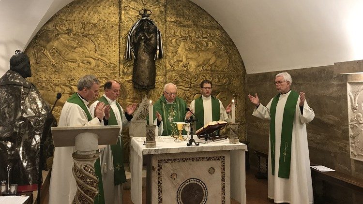 2019.02.21 Santa Misa ekambamaki na Mgr Angelo Acerbi na kati ya grotte ya Vatican 