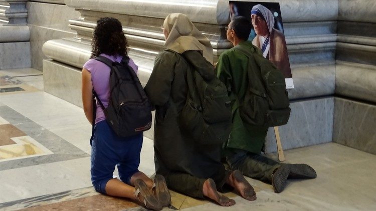 2019.03.29 pregare, mani giunte, preghiera in Basilica Vaticana, San Pietro, cattolici dal mondo in preghiera