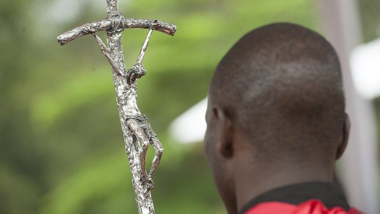 Un prêtre devant le Crucifix du Christ - Photo d'illustration