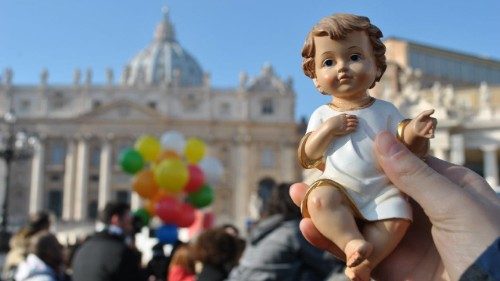 La bendición de las estatuillas del Niño Jesús vuelve a la Plaza de San Pedro