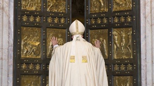 Papa Francisco abre a Porta Santa do Jubileu da Misericórdia em 8 de dezembro de 2015. 