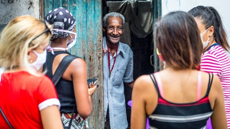 Jóvenes cubanos visitan a los anciano durante la pandemia del Covid-19 