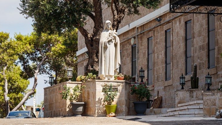 Die Madonnenstatue im Kloster Stella Maris