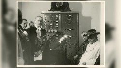 Pio XI e Guglielmo Marconi (in piedi a sinistra), all'inaugurazione della Radio Vaticana, il 12 febbraio 1931