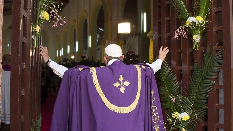 François ouvrant la Porte Sainte de la cathédrale de Bangui