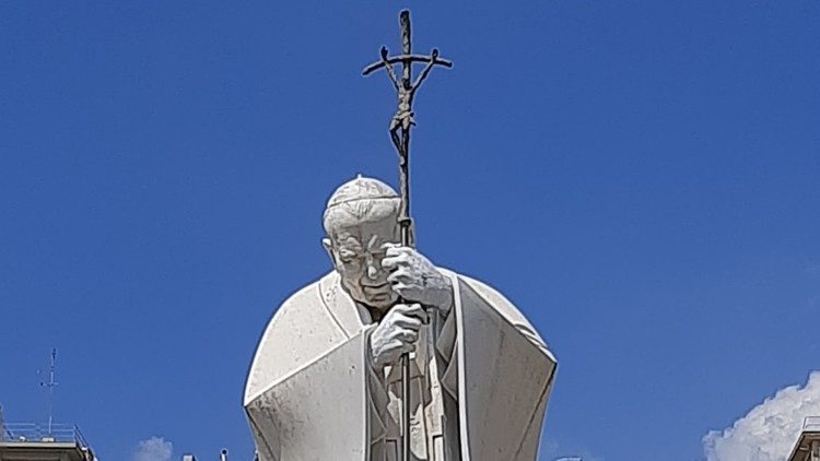 2021.07.10 Policlinico Gemelli, Statua San Giovanni Paolo II