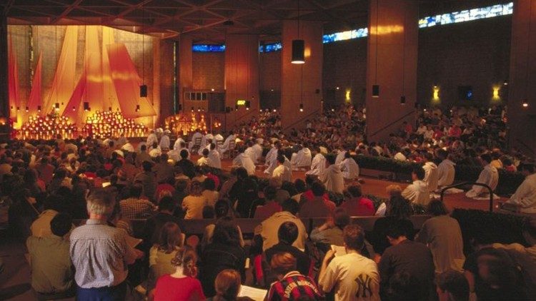 Prière dans la communauté de Taizé. 