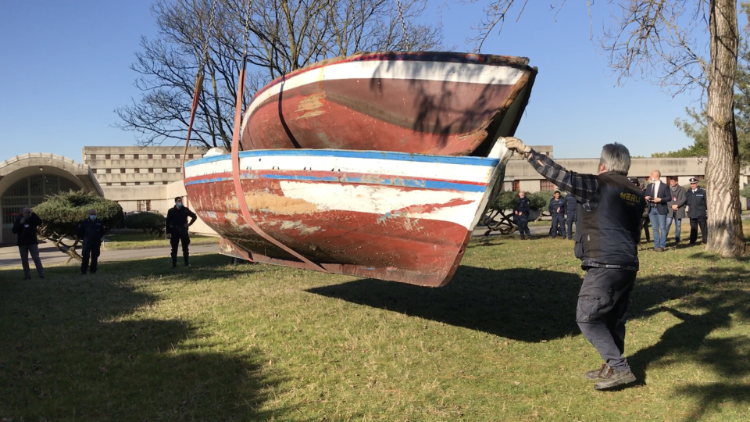 Arrivée d'un bateau à la prison d'Opera.