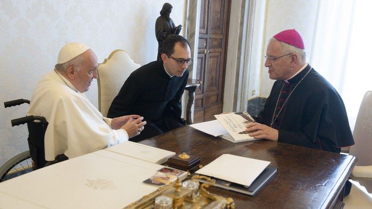 Bischof Timmerevers bei einer Audienz mit Papst Franziskus 2022 (Archivbild)