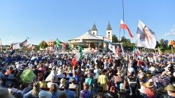 Folla di pellegrini al Santuario di Medjugorje