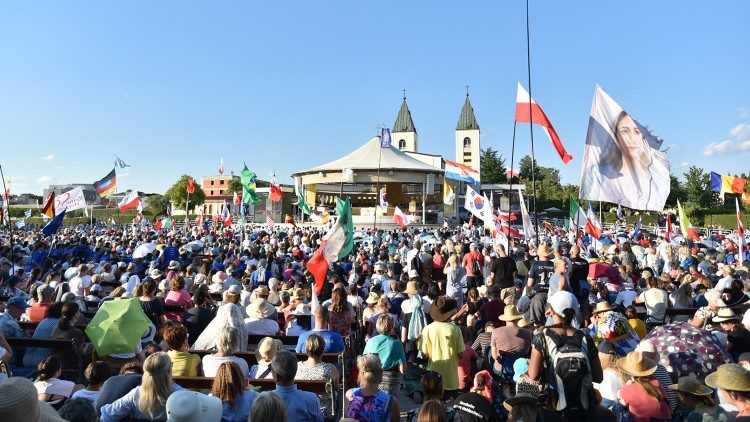 Folla di pellegrini al Santuario di Medjugorje