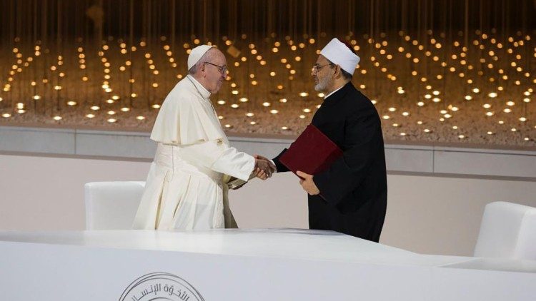 El Papa Francisco y el imán Al-Tayeb de Al-Azhar en Abu Dabi firman el documento sobre la fraternidad humana, 4 de febrero de 2019