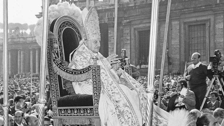 2022.09.27 ingresso da piazza san pietro di Giovanni XXIII e dei vescovi - apertura del Concilio - 11 ottobre 1962