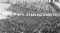 19611011-piazza-san-Pietro-Ingresso-Vescovi-Apertura-Concilio-Vaticano-secondo-13.jpg