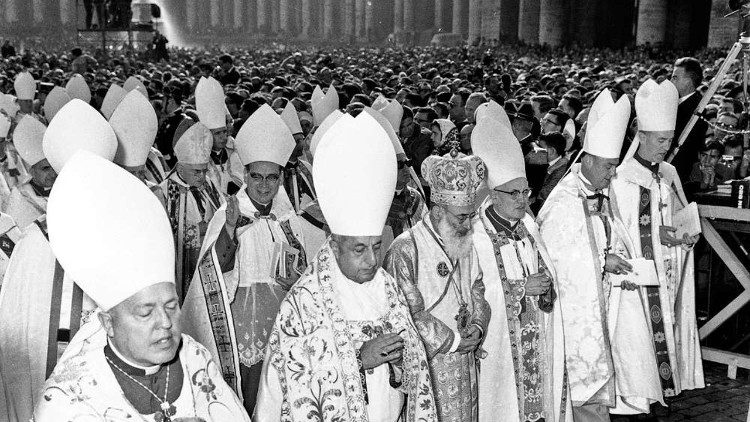 2022.09.27 ingresso da piazza san pietro di Giovanni XXIII e dei vescovi - apertura del Concilio - 11 ottobre 1962