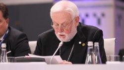 Mgr Paul Richard Gallagher est secrétaire du Saint-Siège pour les relations avec les États et les organisations internationales depuis près de dix ans. 