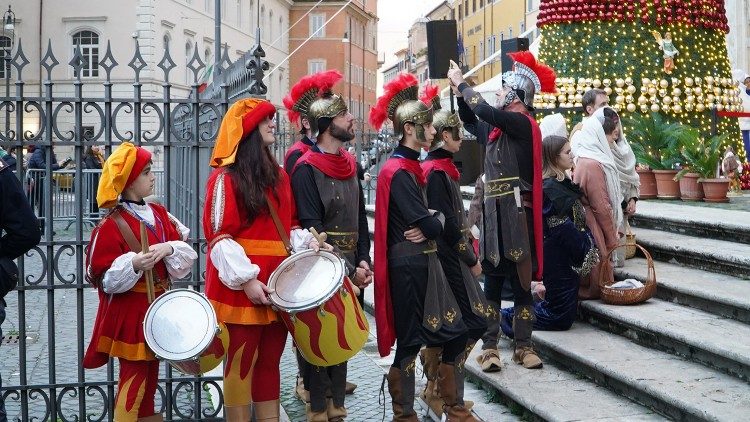 Uczestnicy żywej szopki przed Bazyliką Matki Bożej Większej