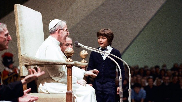 Giovanni Paolo I all'udienza generale con un bambino