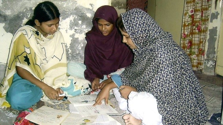 L'opera di sostegno all'alfabetizzazione delle donne in Pakistan portata avanti dall'Opam 