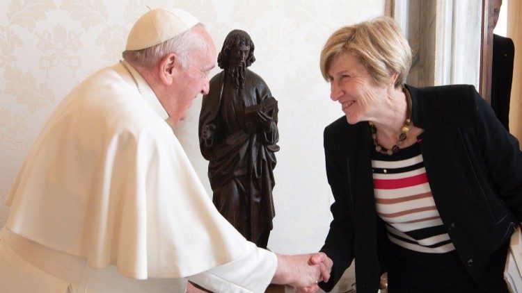 Marie-Jo Thiel avec le Pape Framçois. 