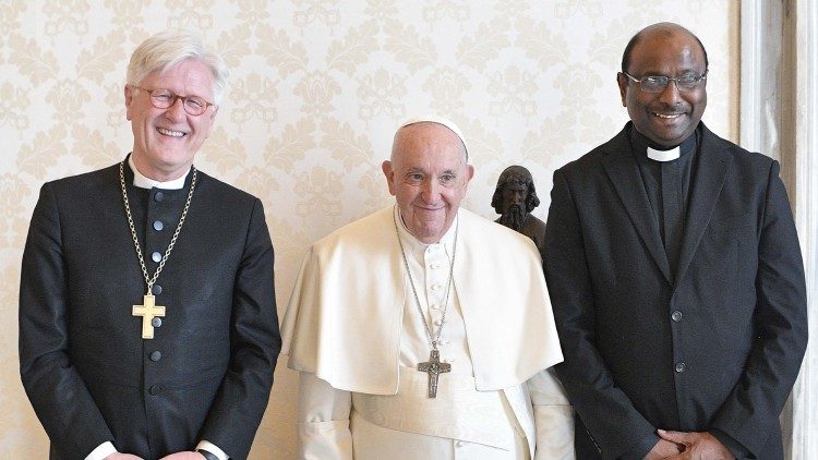 Die Führungsriege des ÖRK war auf Antrittsbesuch bei Papst Franziskus: Der Vorsitzende des Zentralausschusses, Heinrich Bedford-Strohm (l) und ÖRK-Generalsekretär Jerry Pillay (r)