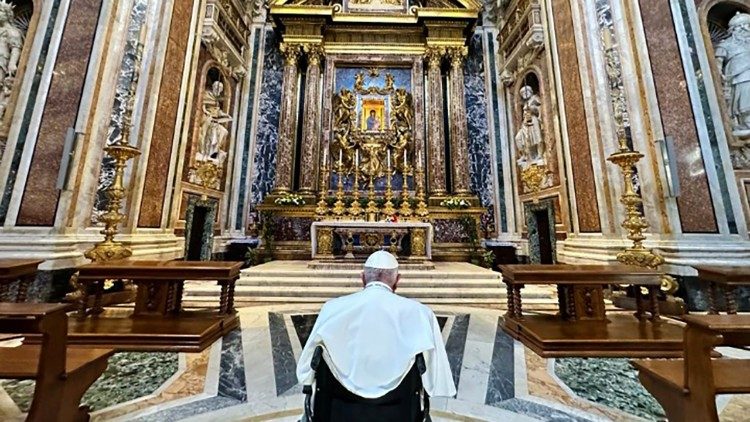  Omaggio di Papa Francesco alla Salus Populi Romani nella cappella Paolina