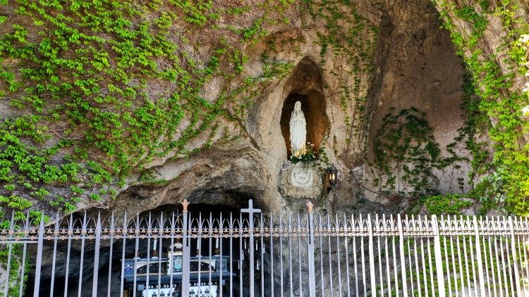 Shpella e Lourdes në Kopshtet e Vatikanit