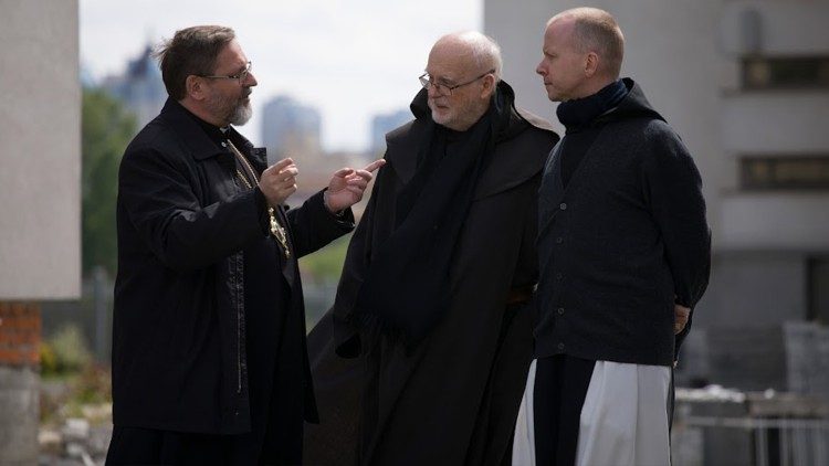 Kardinal Anders Arborelius und Bischof Erik Varden von Trondheim (rechts) sprechen mit Großerzbischof Swjatoslaw Schewtschuk (links) in Kyiv