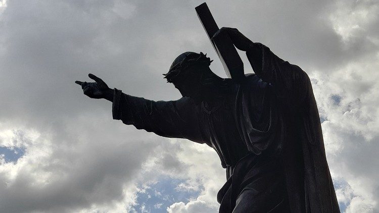 Christusstatue vor der Heilig-Kreuz-Kirche in Warschau