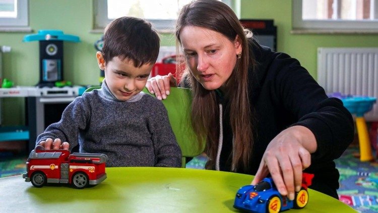 Ukrainische Flüchtlinge in einem Caritas-Zentrum in Süd-Polen im letzten Jahr (ansa)