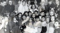“婴儿耶稣的父母藏在我们中间”. 1944年的圣诞节演出，有犹太人和当地的居民。左边是修院院长伊丽莎白