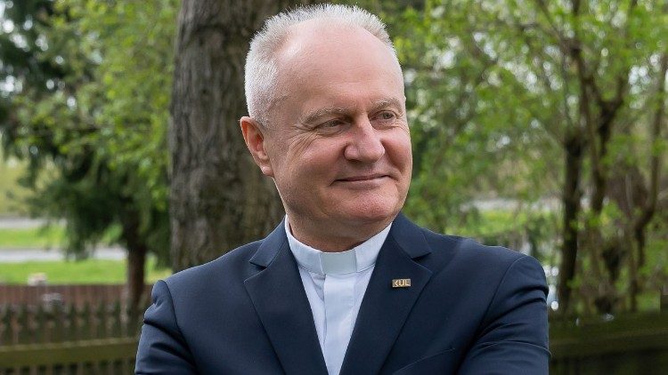 Der Priester Mirosław Kalinowski ist Rektor der KU